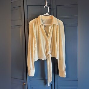 NWT classic and versatile Cream tie Blouse with collar and hidden buttons